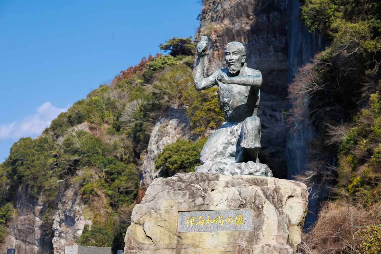 画像: 禅海和尚の像。諸国巡礼中に耶馬渓に立ち寄ったとされる