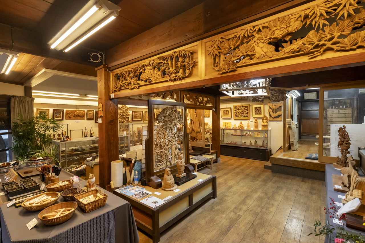 画像8: 「見渡す限り木彫刻のまち・日本遺産井波」で出会う匠の技と歴史 ─ 木彫刻美術館の伝統文化─