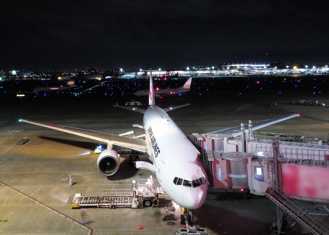 画像: 飛行機の左ドアから乗降する理由、ご存じですか?フライトがより楽しくなる7つの飛行機雑学