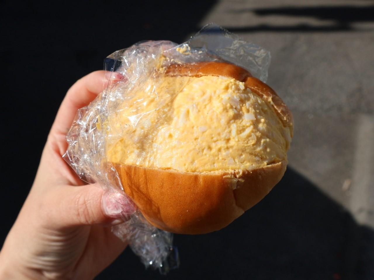 画像: 「玉子入りロールパン」150円