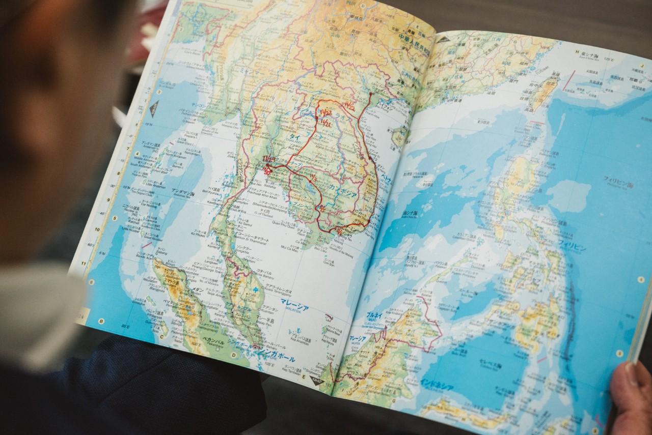 画像: 世界一周旅に持って行った地図帳。通った道とその日付を記録していました