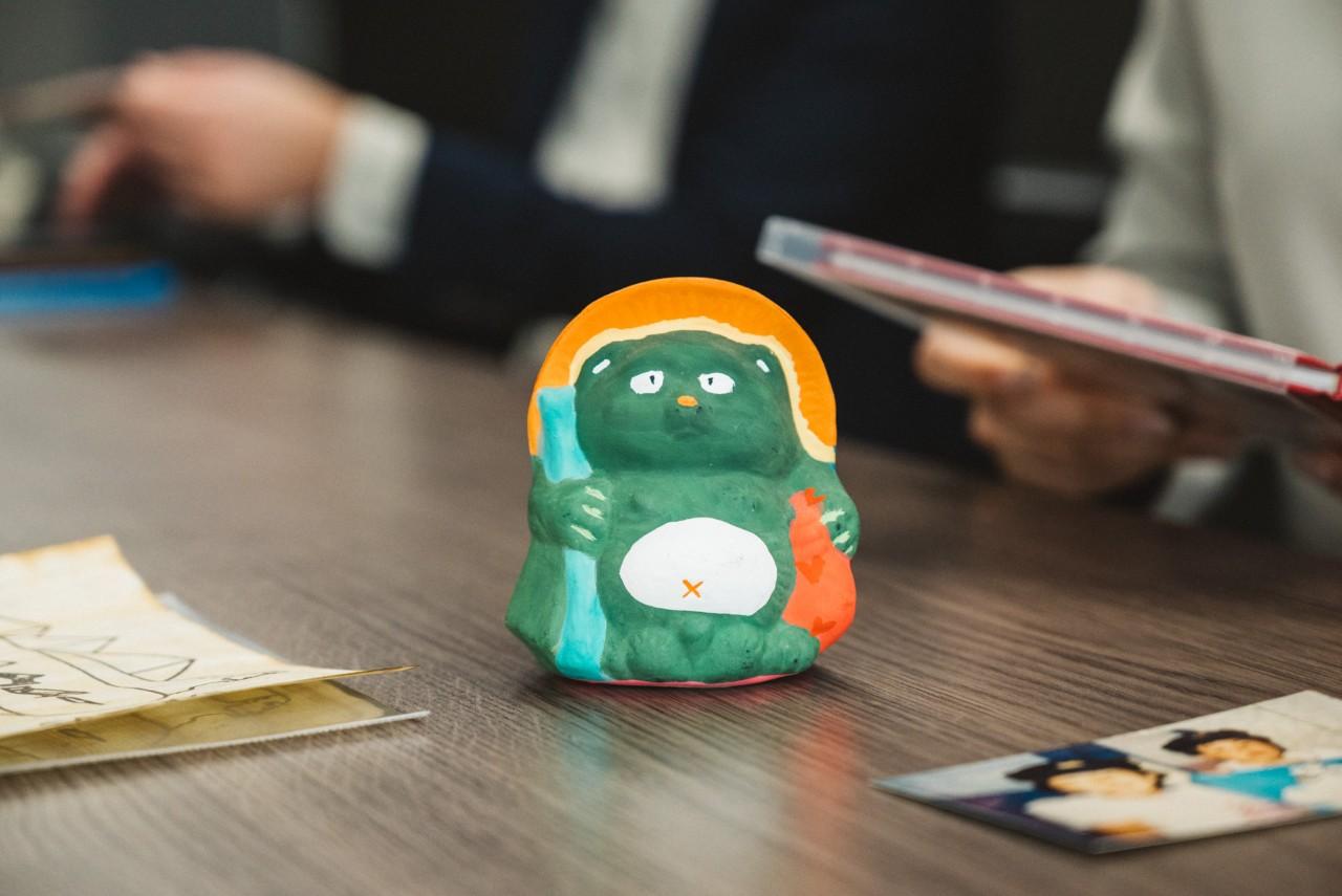 画像: 旅先では体験やものづくりをするのが好きだという木下さん。信楽を訪れた際に絵付けをした手作りのたぬきを見せてくれました。「旅行に行くと、二度と来ないかもしれないと思って体験をするんです。このたぬき、クオリティが何ともいえない下手さで癒されるんですよ(笑)」