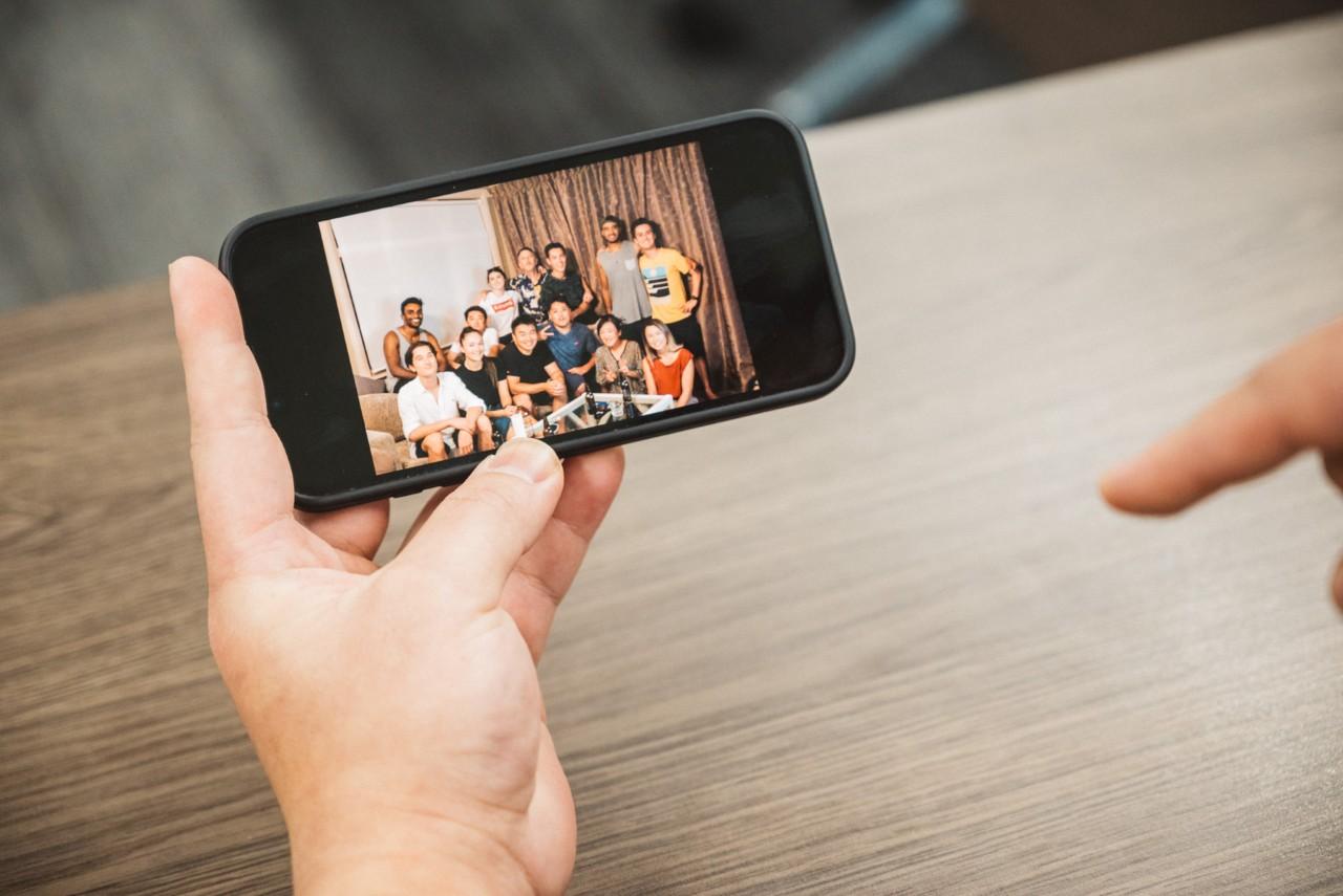 画像: フラットに集まった友人たち