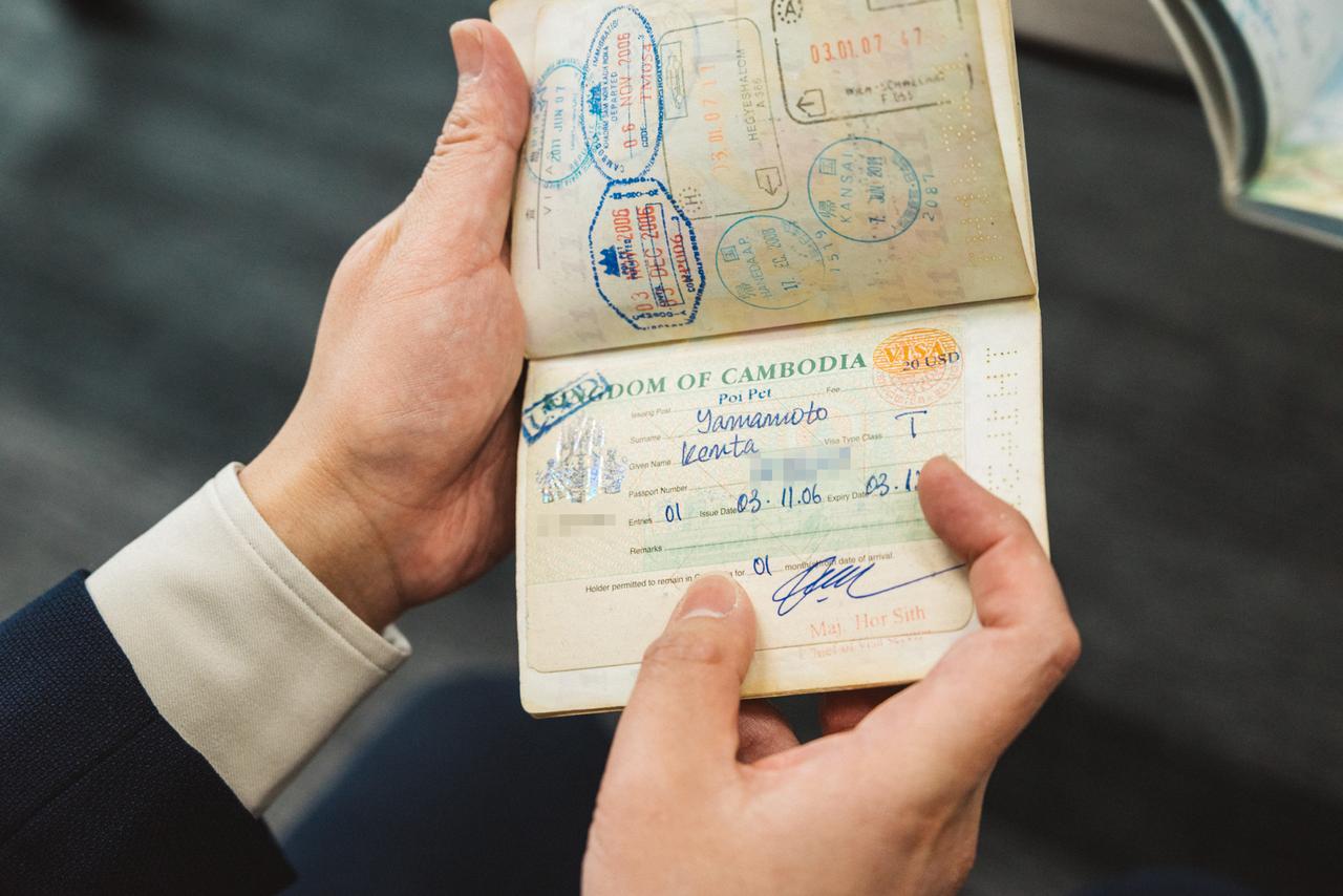 画像: 当時のパスポートはビザや出入国スタンプがぎっしり