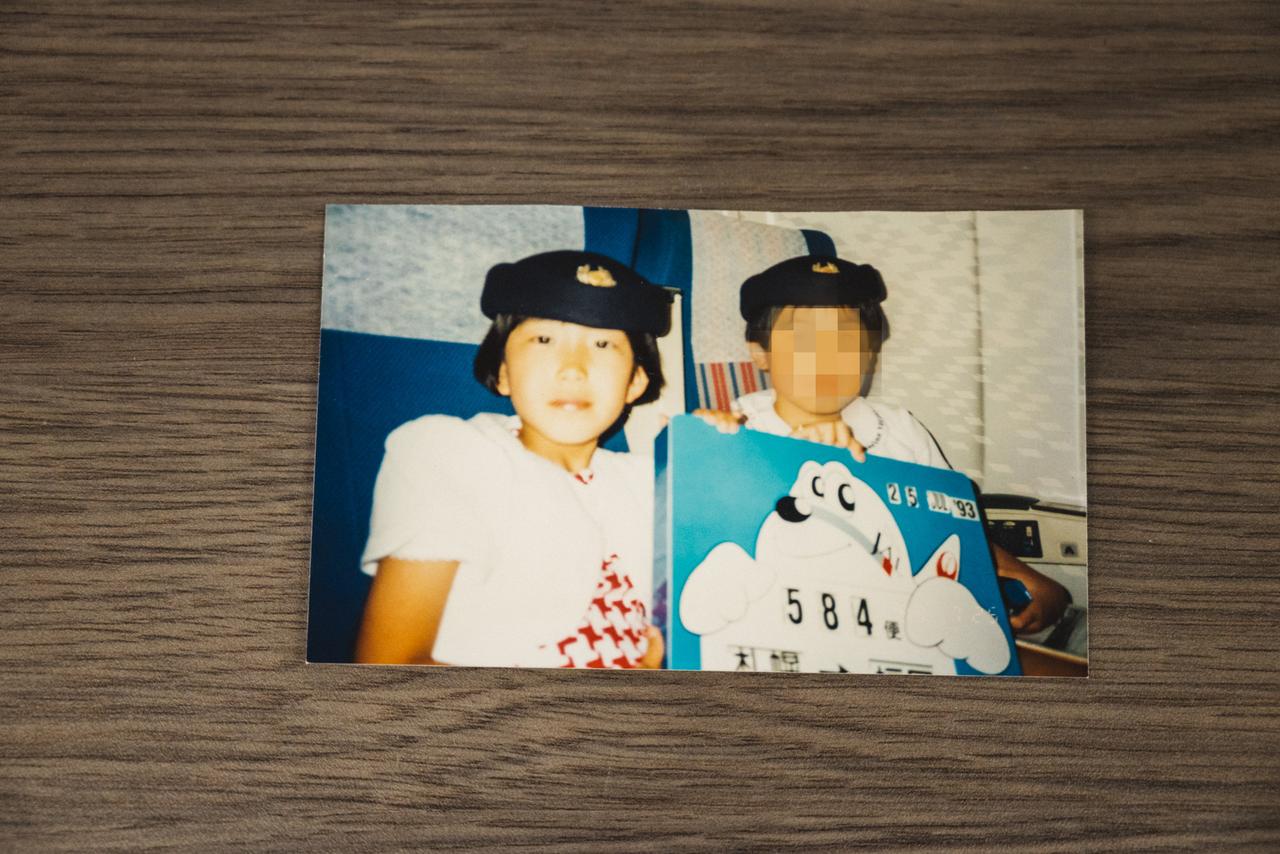 画像: 当時の機内で記念撮影をした写真