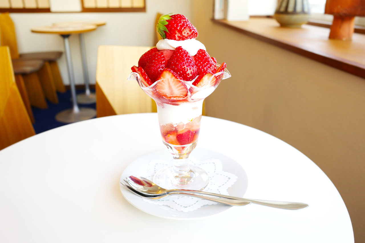画像4: まるでショートケーキな贅沢いちごパフェをオシャレ空間で「漿果堂パーラー」