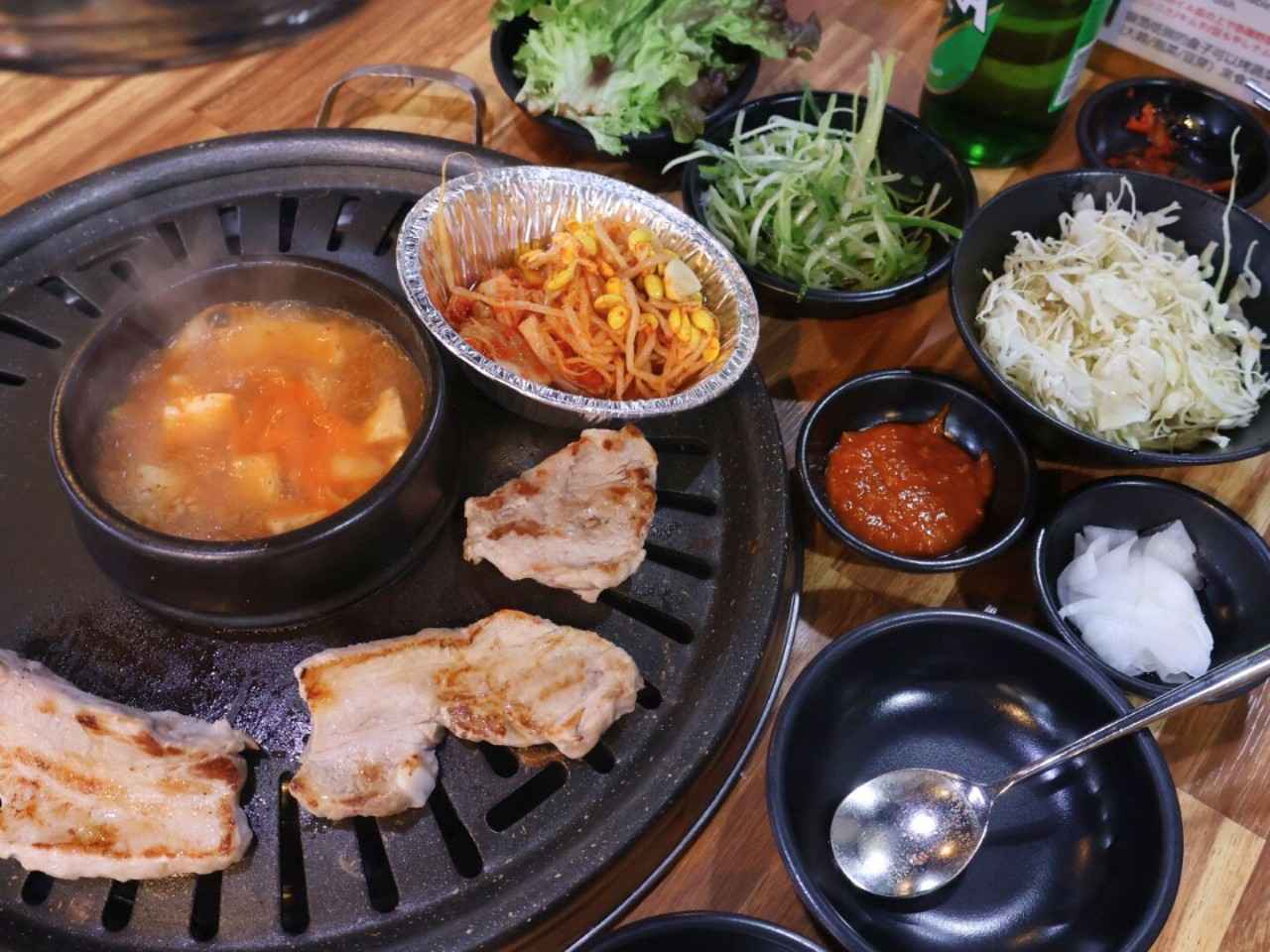 画像: 鉄板の中央にはテンジャン(味噌)チゲも