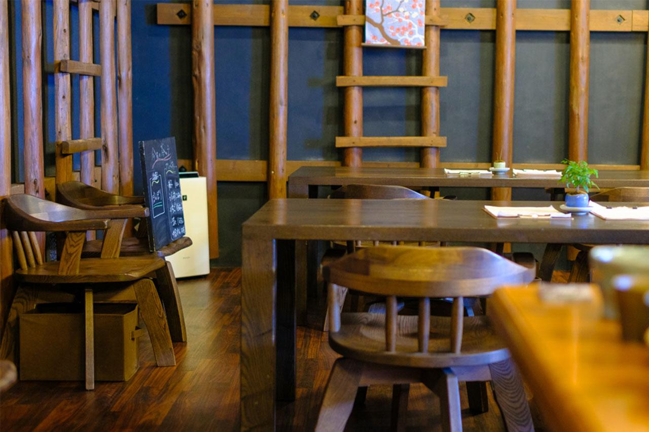 画像: 米蔵時代の名残で米俵の袋が破れないよう、壁には丸太が使われている