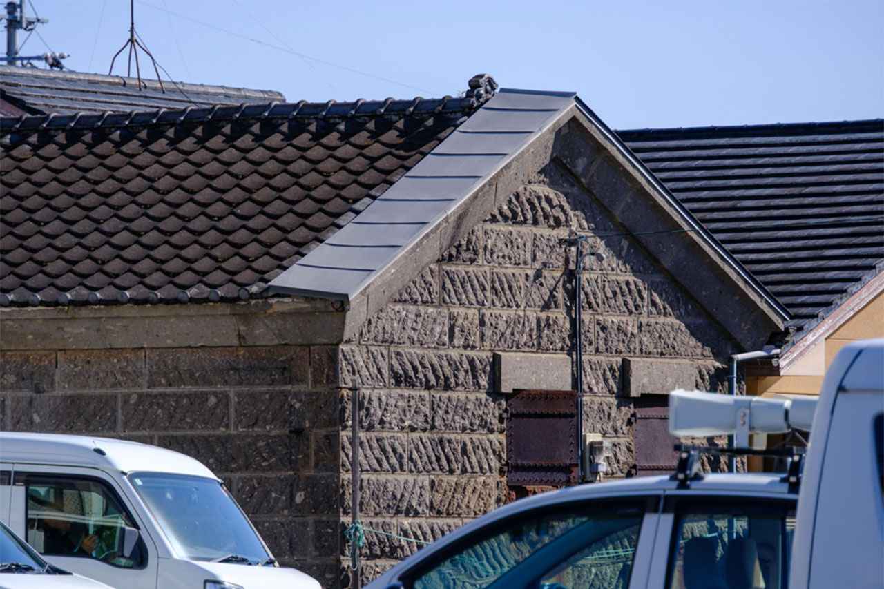 画像: 何気なく建つ石蔵は、今も市の施設として現役で利用されている