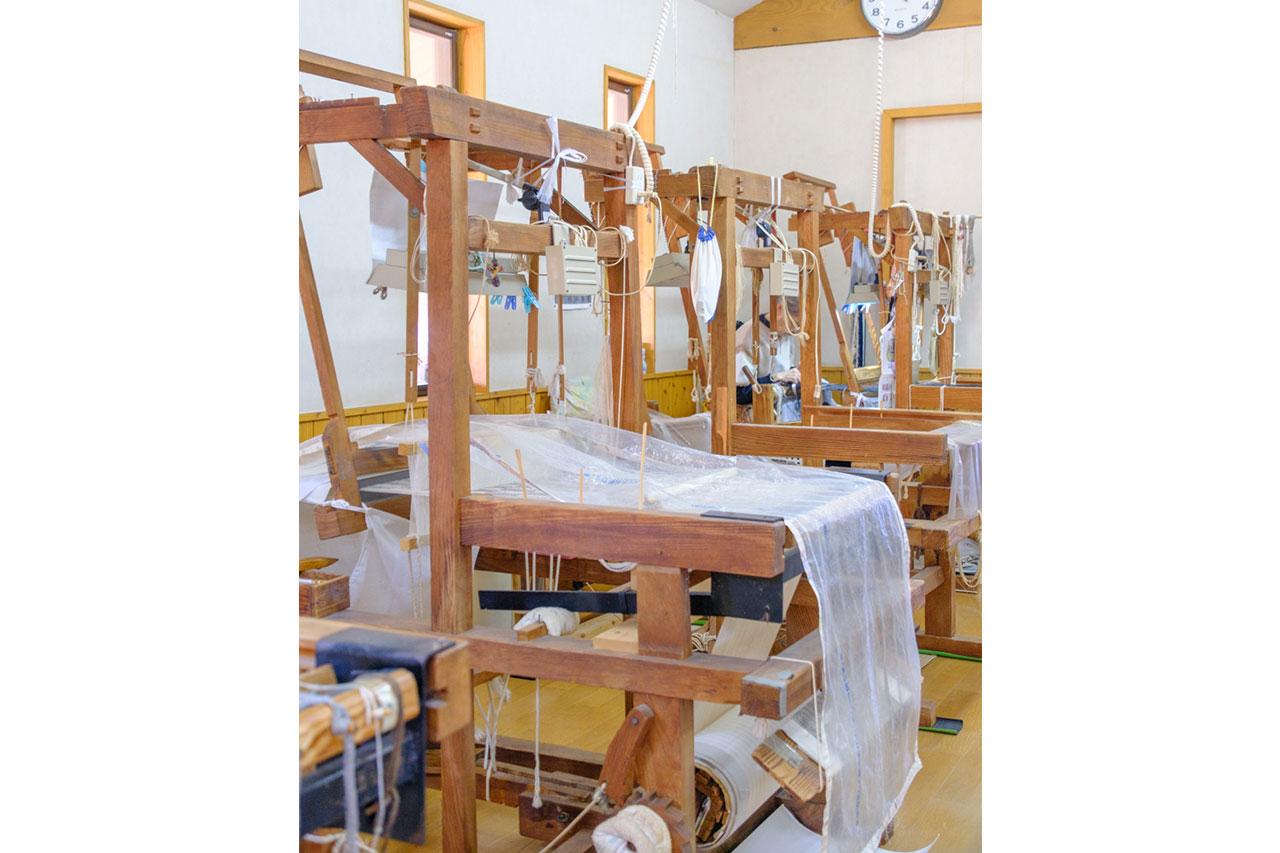 画像: 奄美大島から伝わった伝統。併設の工房では、職人たちが織物を織り上げている