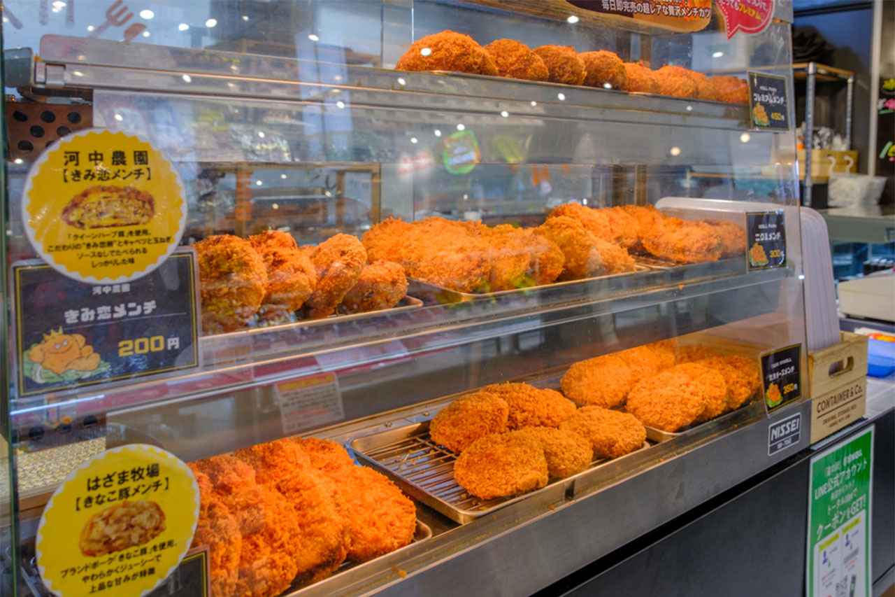 画像: 常時5〜6種の個性派メンチが並び、訪れるたび新しい味に出会える