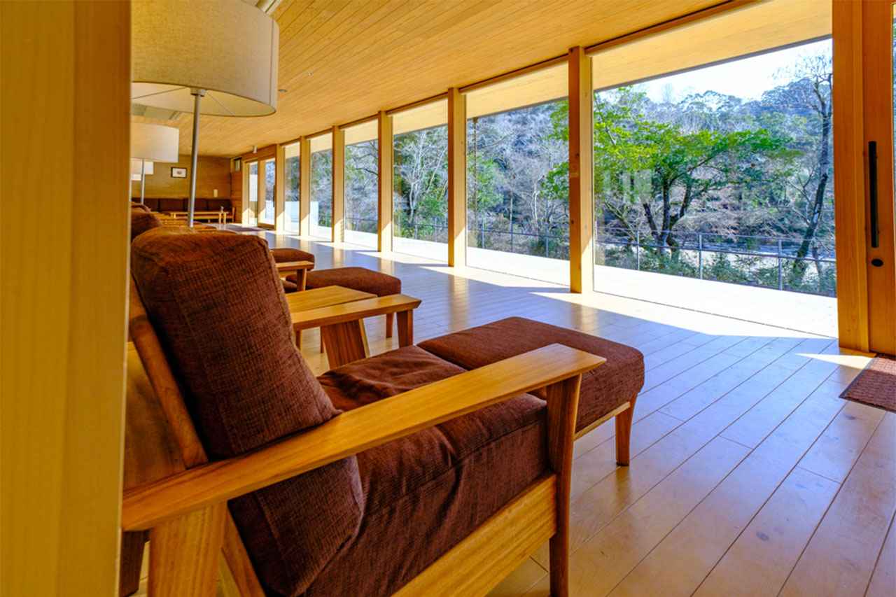 画像: 誰でも利用できるフリースペースにはカウチソファが並び、大きな窓から自然を一望できる