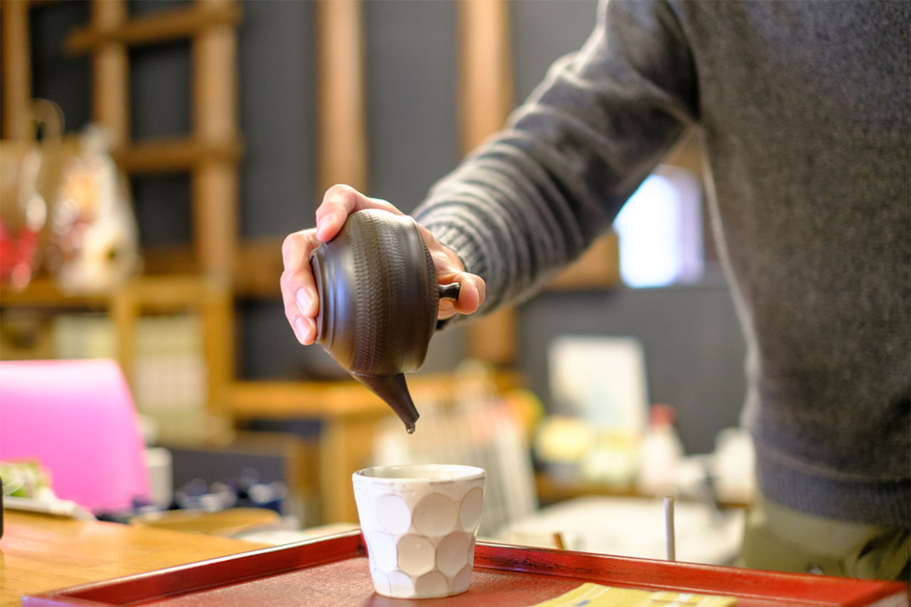 画像: 都城はお茶どころでもある。市内の「大石製茶」で作られたやぶきた茶を味わった
