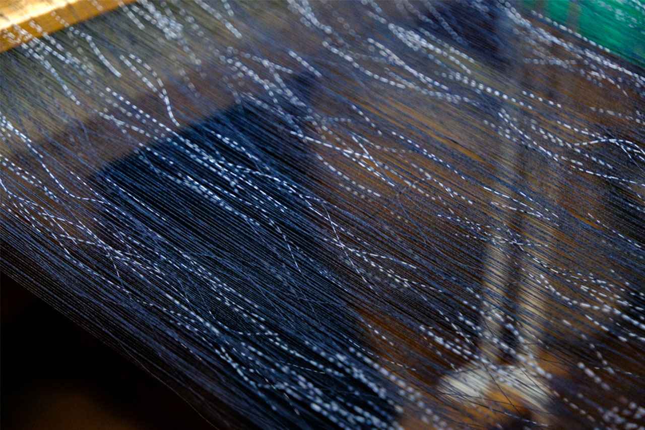 画像: 先染め技法で生まれる独特の色合いと模様が魅力