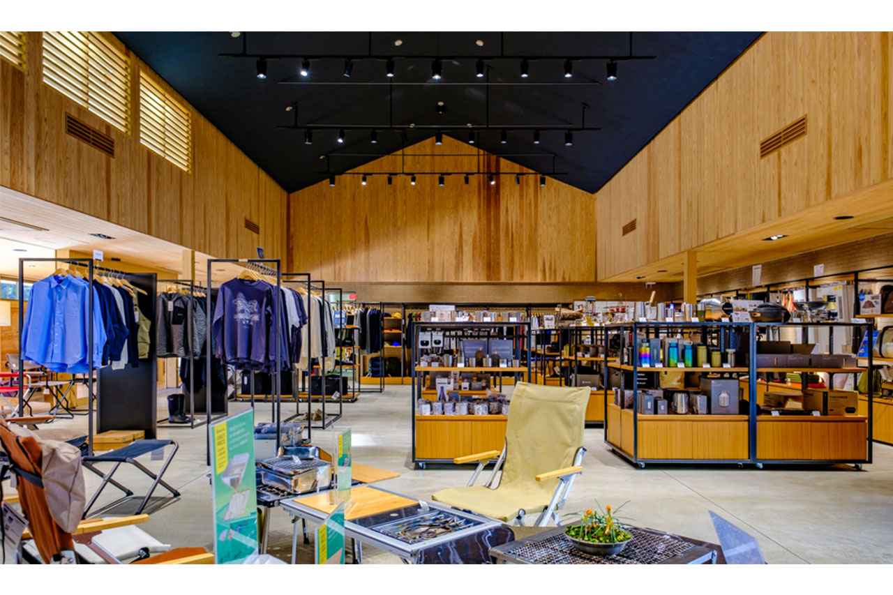 画像: ショップにはキャンプ用品やアパレルがそろう