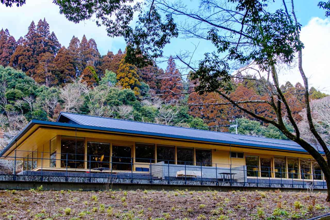 画像: スノーピーク都城は、ショップとレストランを併設した複合施設。「手ぶらCAMP」などキャンプフィールドの受け付けはここで対応している