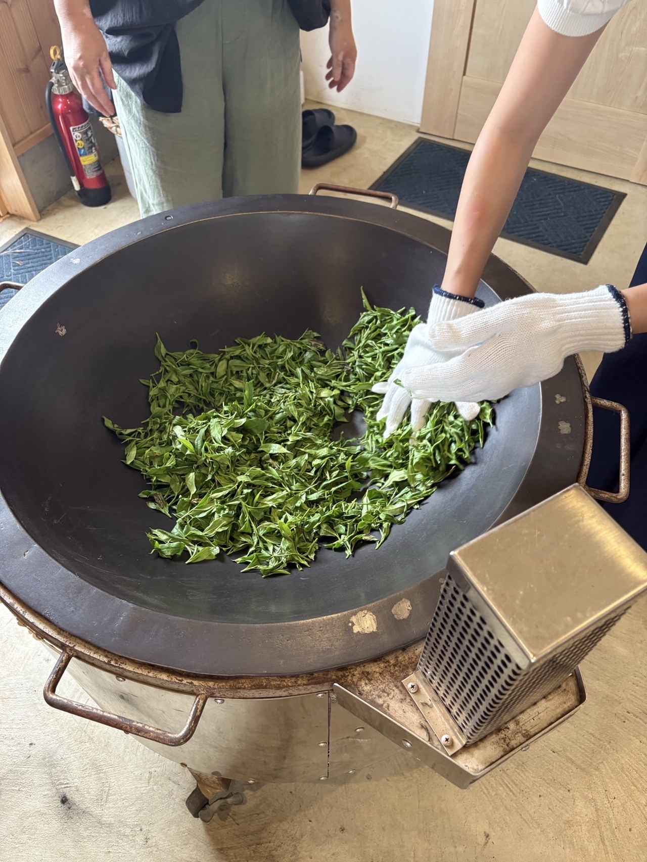 画像1: 4. 170度の熱気とともに。「釜炒り体験」