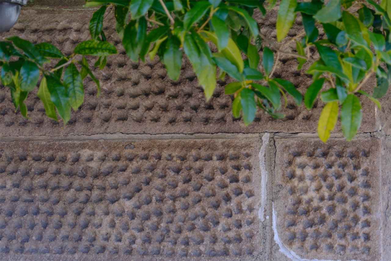 画像: 表面仕上げにもバリエーションがある。「有孔」と呼ばれる無数に穴をあけた意匠は市内でも珍しい