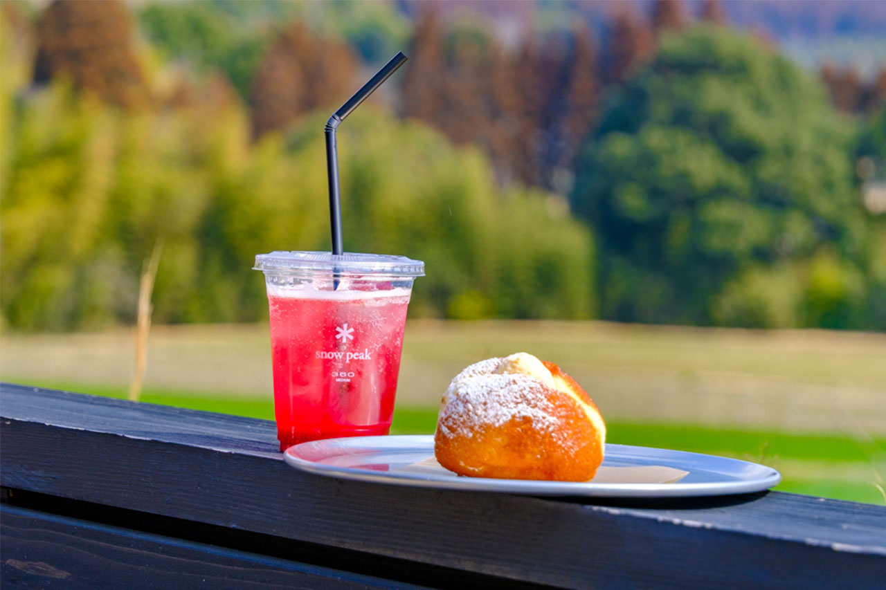 画像: しっとり、もっちりとした食感の雪室ドーナツは、地元の「きみ恋卵」を使ったカスタードクリーム入り。ドリンクは都城産いちごとブルーベリーを使ったミックスベリーソーダ