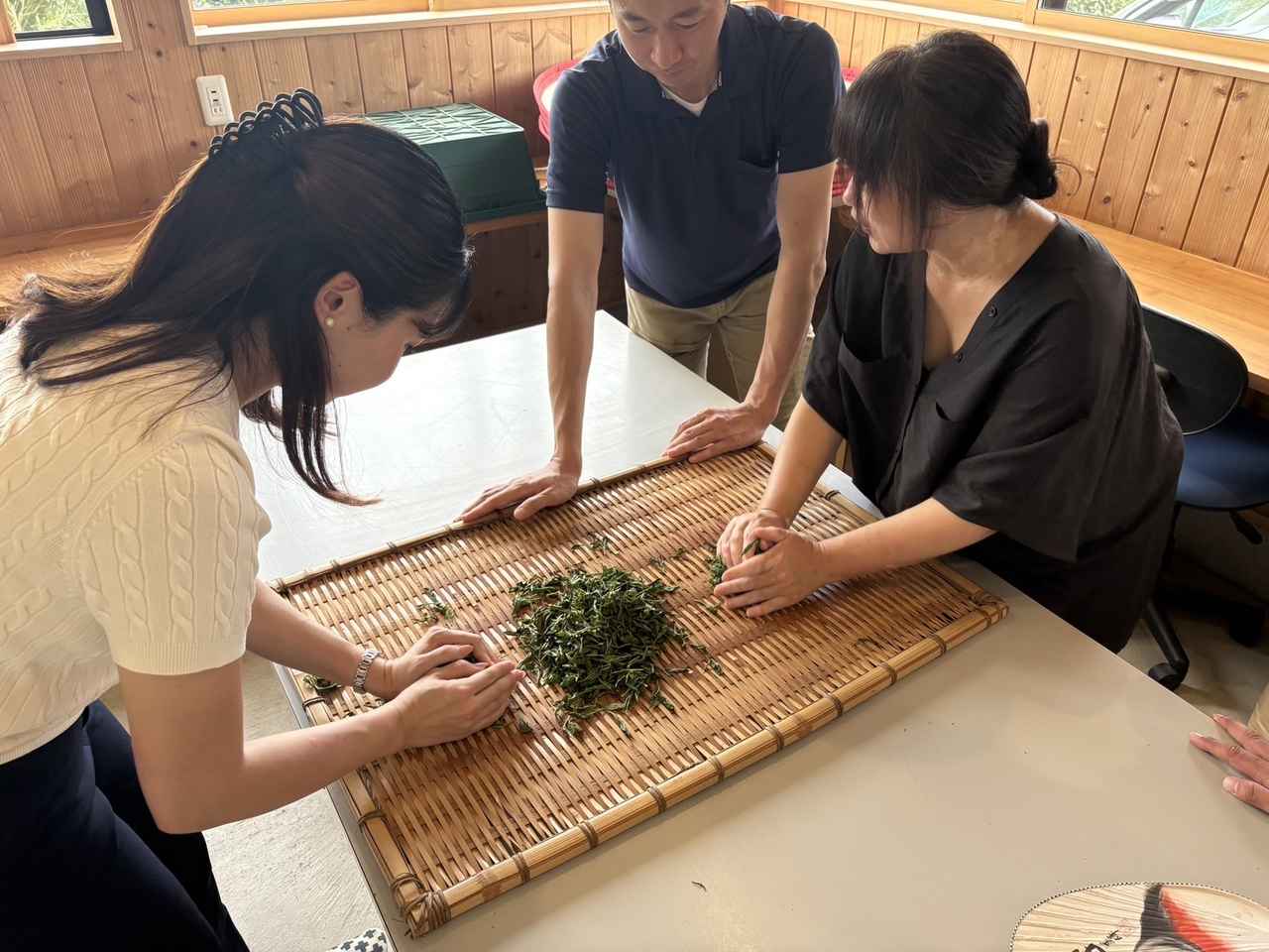 画像2: 4. 170度の熱気とともに。「釜炒り体験」