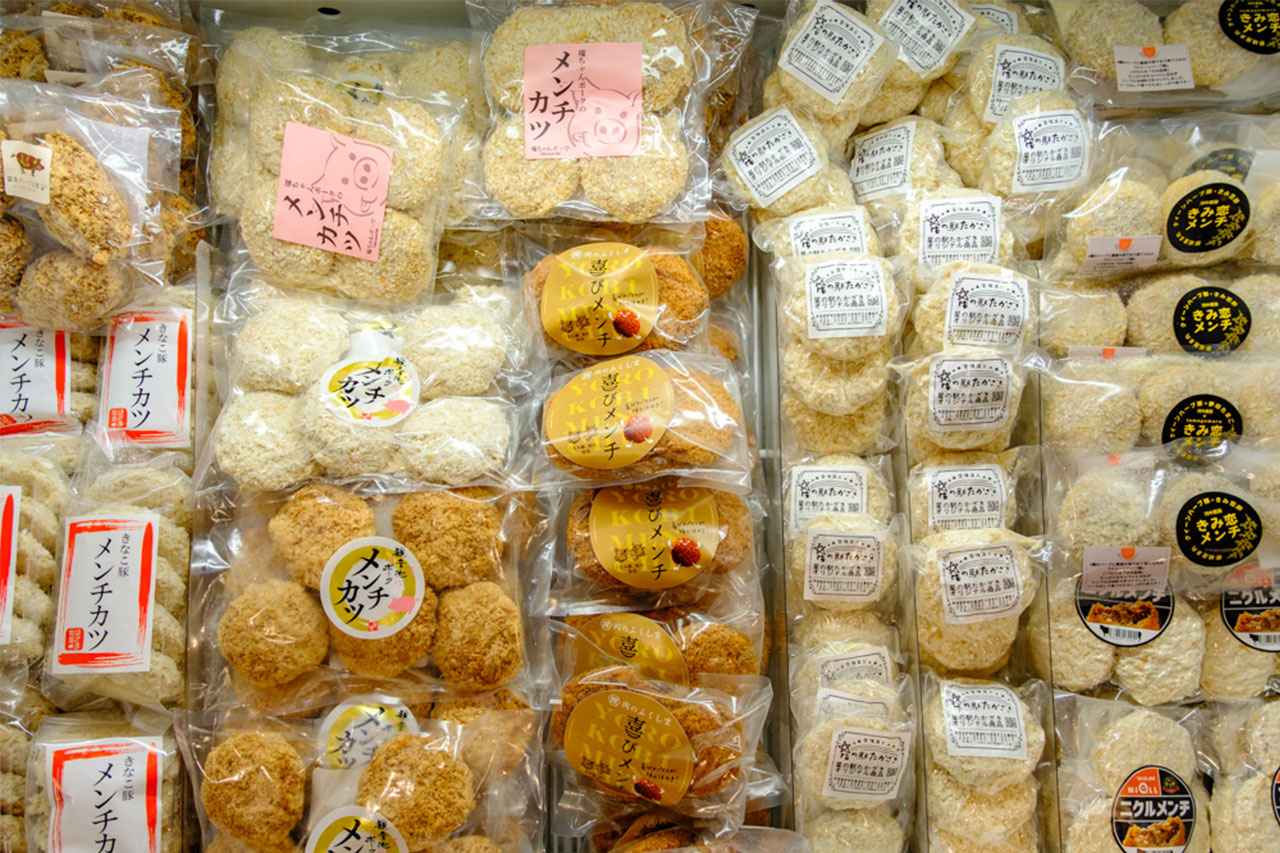 画像: 冷凍ケースいっぱいのメンチカツ。品種ごとの個性も楽しめる