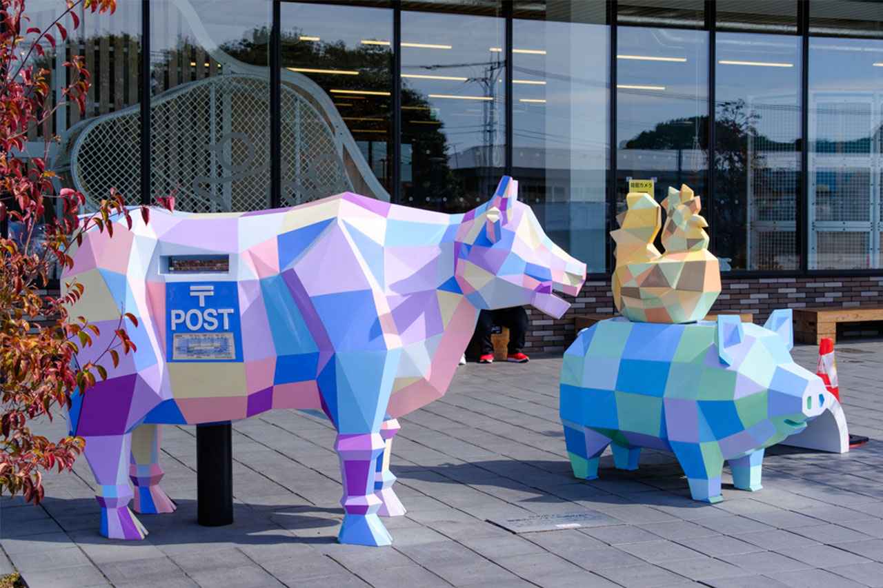 画像: 肉の街を彩る人気のポストは、フォトスポットとしても人気