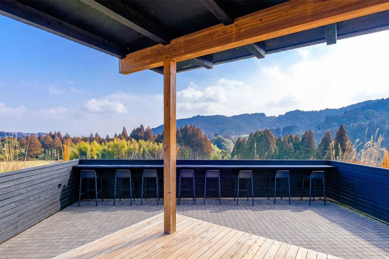 画像: 開放感あふれる景色が広がるテラス席