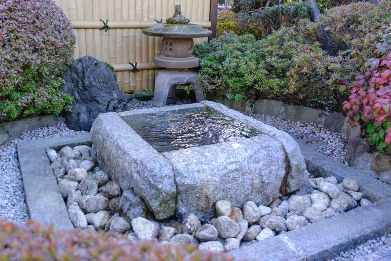 画像: 敷地内には、酒造りに欠かせない地下水がある。ミネラル豊富な伏流水に恵まれた土地だ