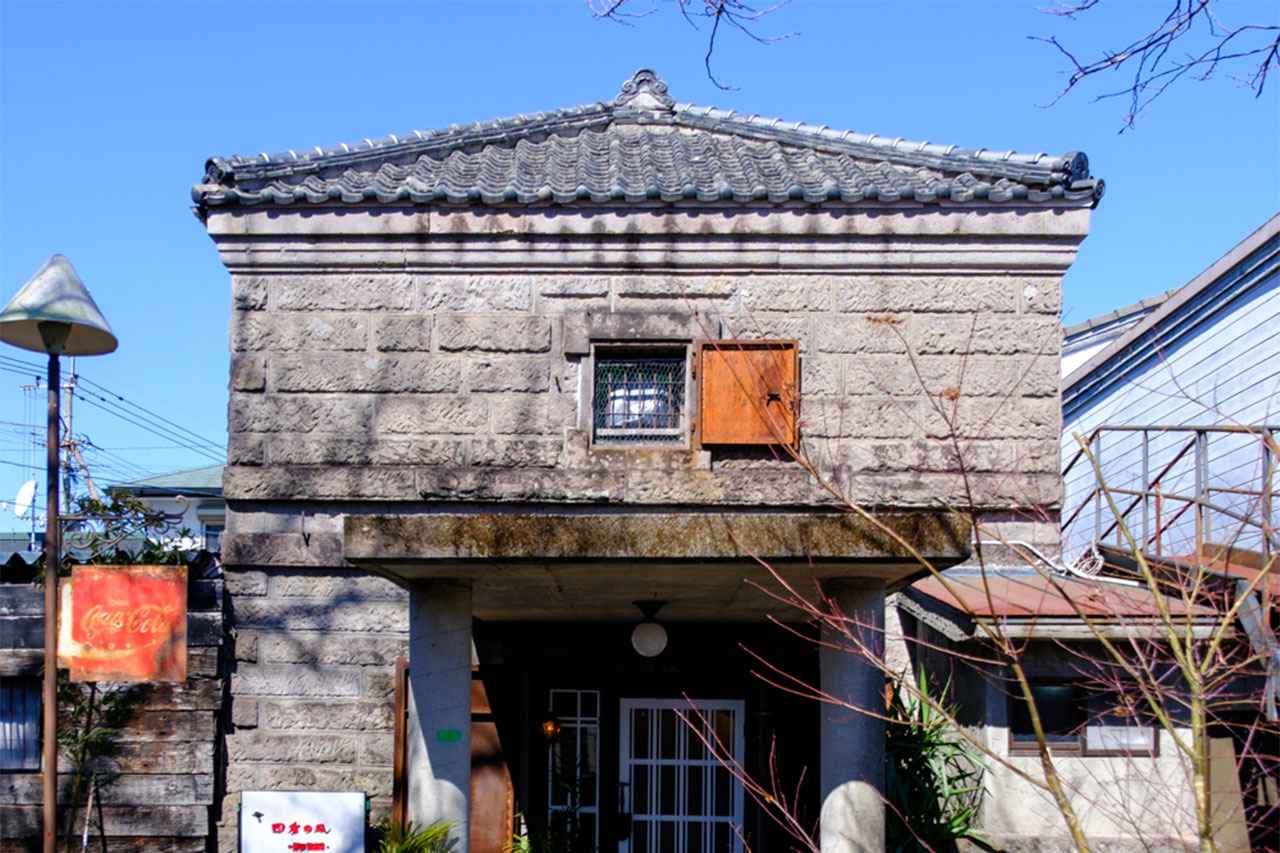 画像: 益山建設石蔵は後年、庇を加えた独特な建築。時が経ち、ますます味わいのある風情を漂わせる