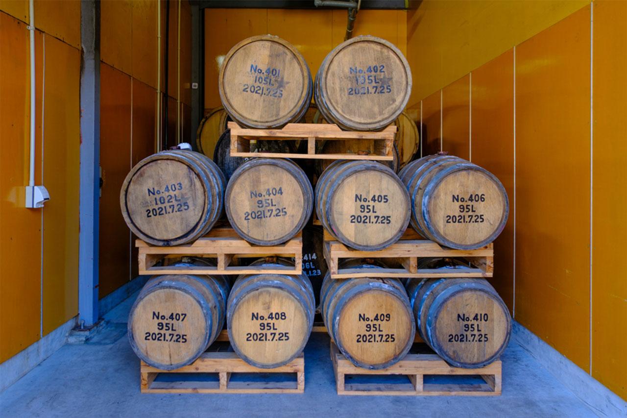 画像: 焼酎造りは、発酵、蒸留、熟成などさまざまな工程がある。樽熟成による風味の変化も魅力のひとつ