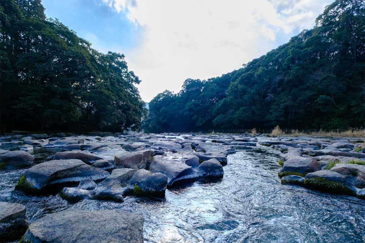 画像: 庄内川の関之尾甌穴群。川の中に無数の甌穴が広がる。