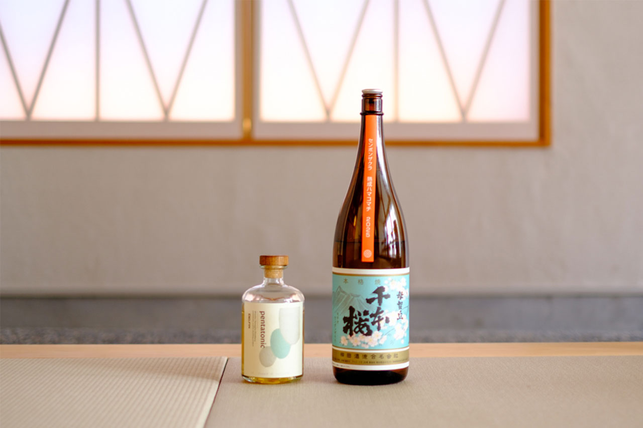 画像: 市内で最古の焼酎蔵「柳田酒造」を訪問。写真は、酒屋が選ぶ焼酎大賞2025“第1位”「千本桜 熟成ハマコマチ 2025」、「pentatonic DELFIN」
