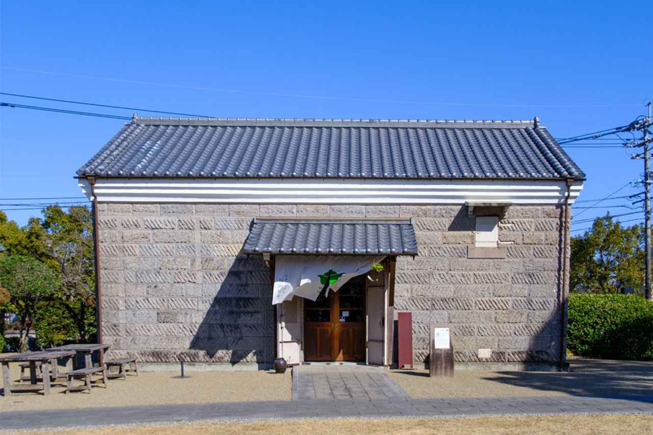 画像: 都城島津邸内の石蔵は、趣あるカフェとして利用されている