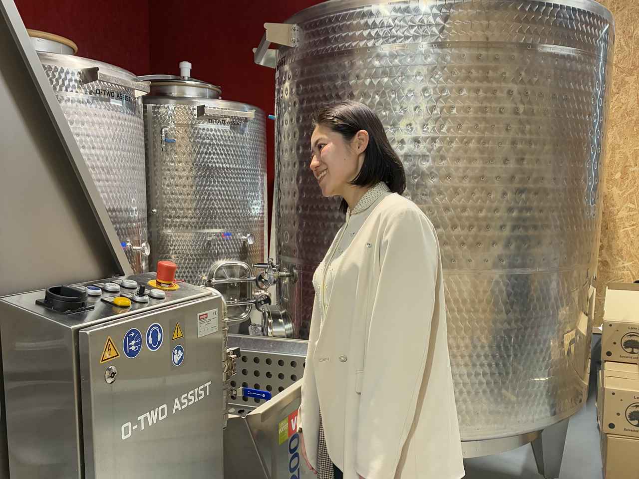 画像: りんごを機械で丸絞りして液体状にします