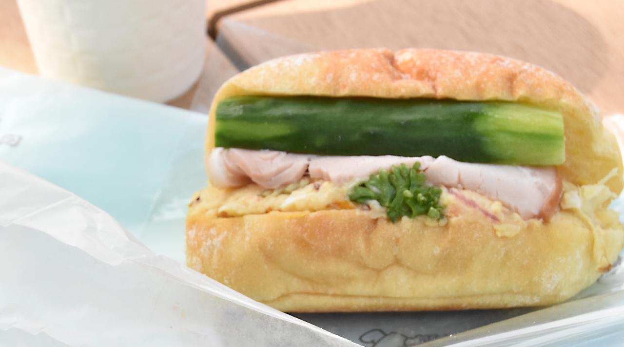 画像: コム・シノワの「特製ポテトサラダとロースハムのソフトパンサンド」（385円）　※2023年撮影
