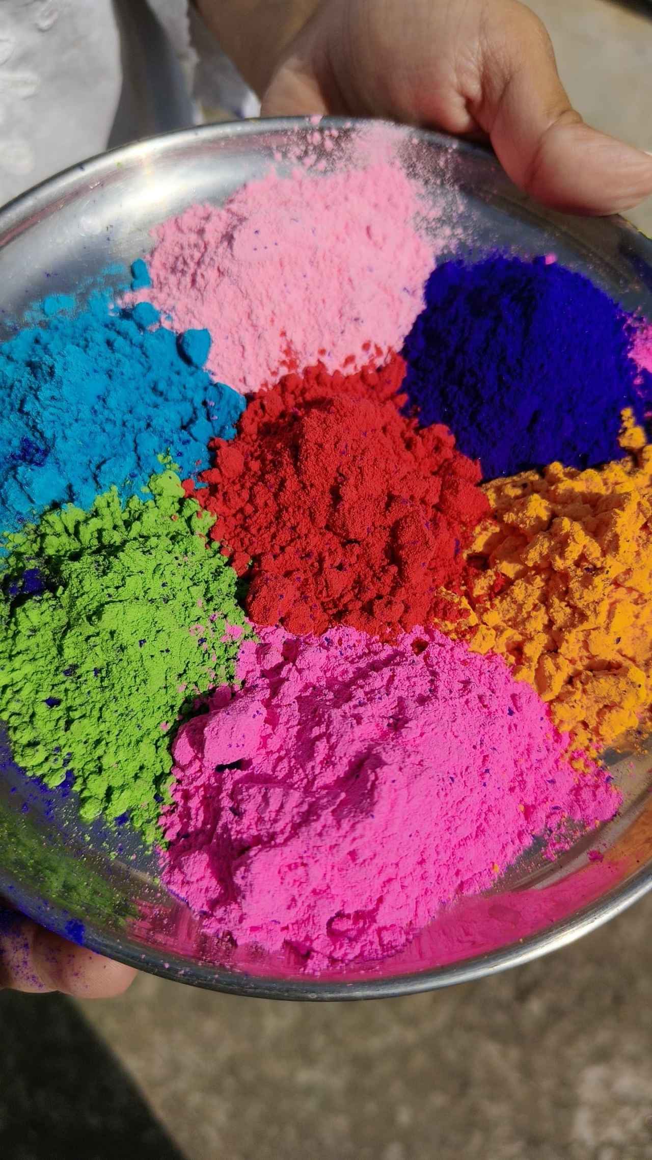 画像: カラフルな粉をかけ合う