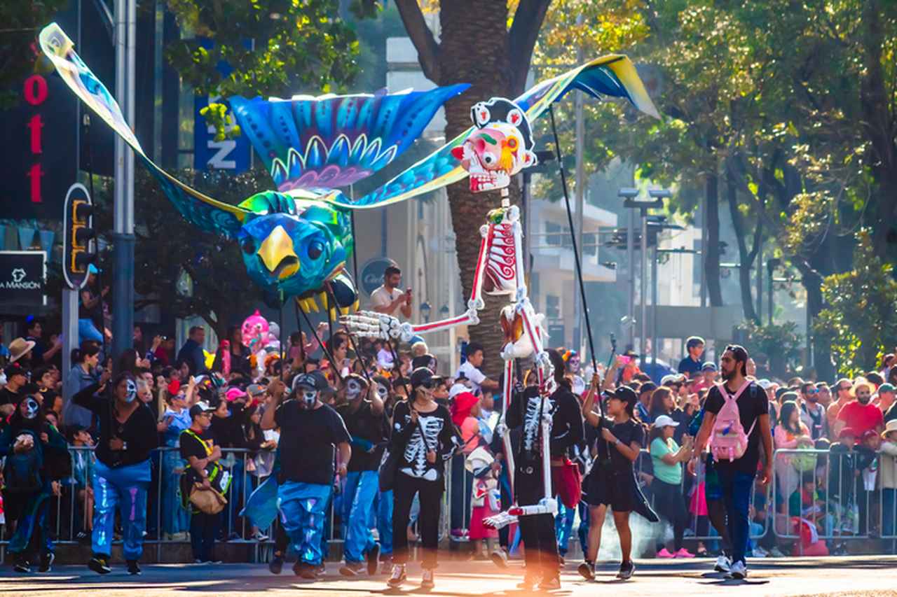 画像: メキシコの伝統文化「死者の日」 骸骨たちが街中にあふれる、ユニークな祝祭とは？