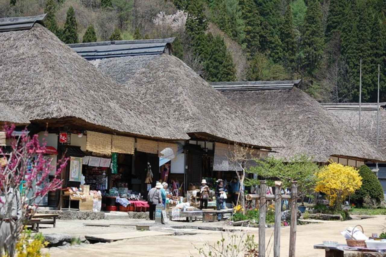 画像2: 【福島】江戸時代の茅葺屋根が連なる「大内宿」