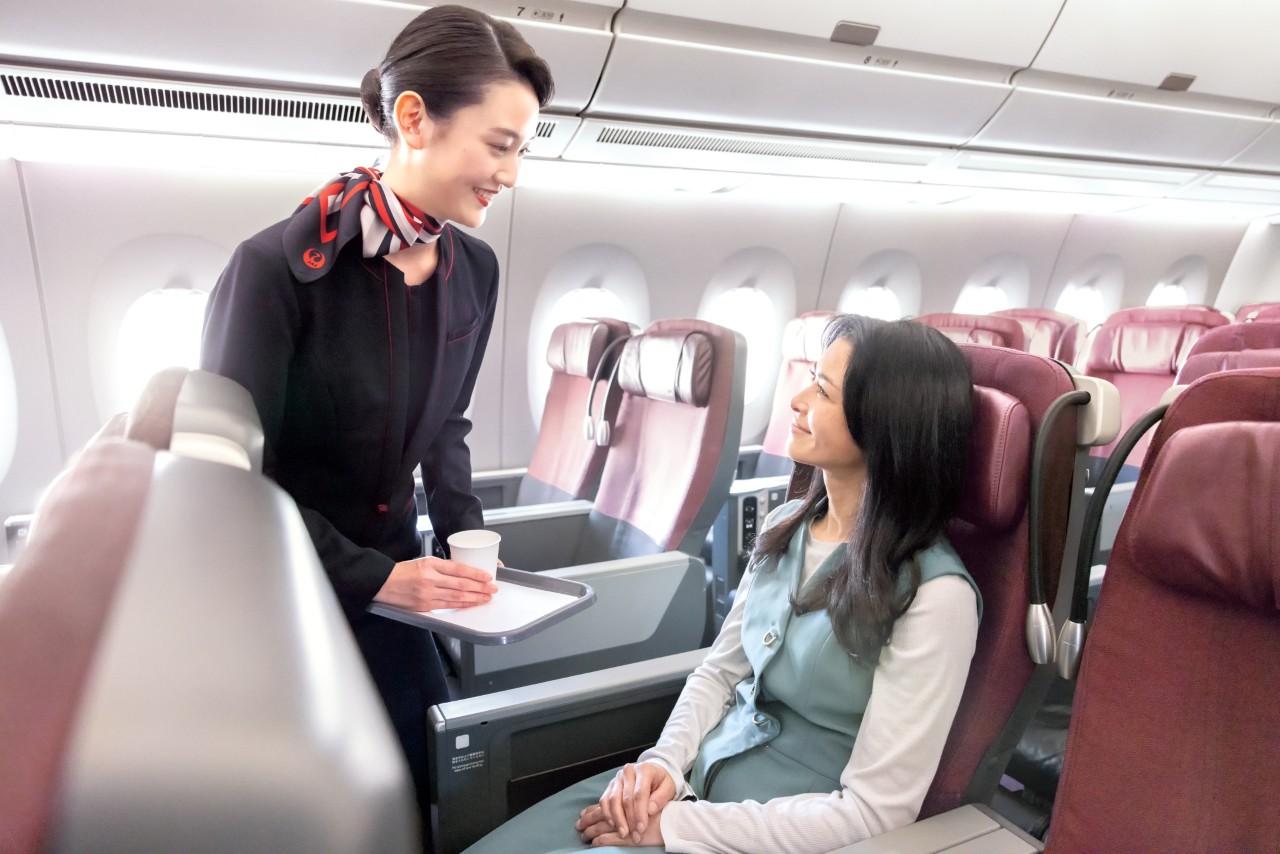 画像1: 機内販売も楽しい旅の一部。こだわりのラインナップからごゆっくりお選びください