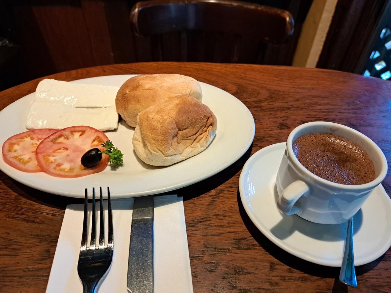 画像: 水牛のチーズ「ケソン・プティ（Qeuzong Puti、白チーズ）」はクセのないフレッシュチーズ。写真のチョコラーテは標準的な濃度・サイズの「チョコラーテ・ア」。十分濃厚ですが、さらにリッチなタイプを試したい場合は「チョコラーテ・エはありますか」と聞いてみましょう。目が覚めるほど濃厚なチョコラーテが小さめカップで出てきます。