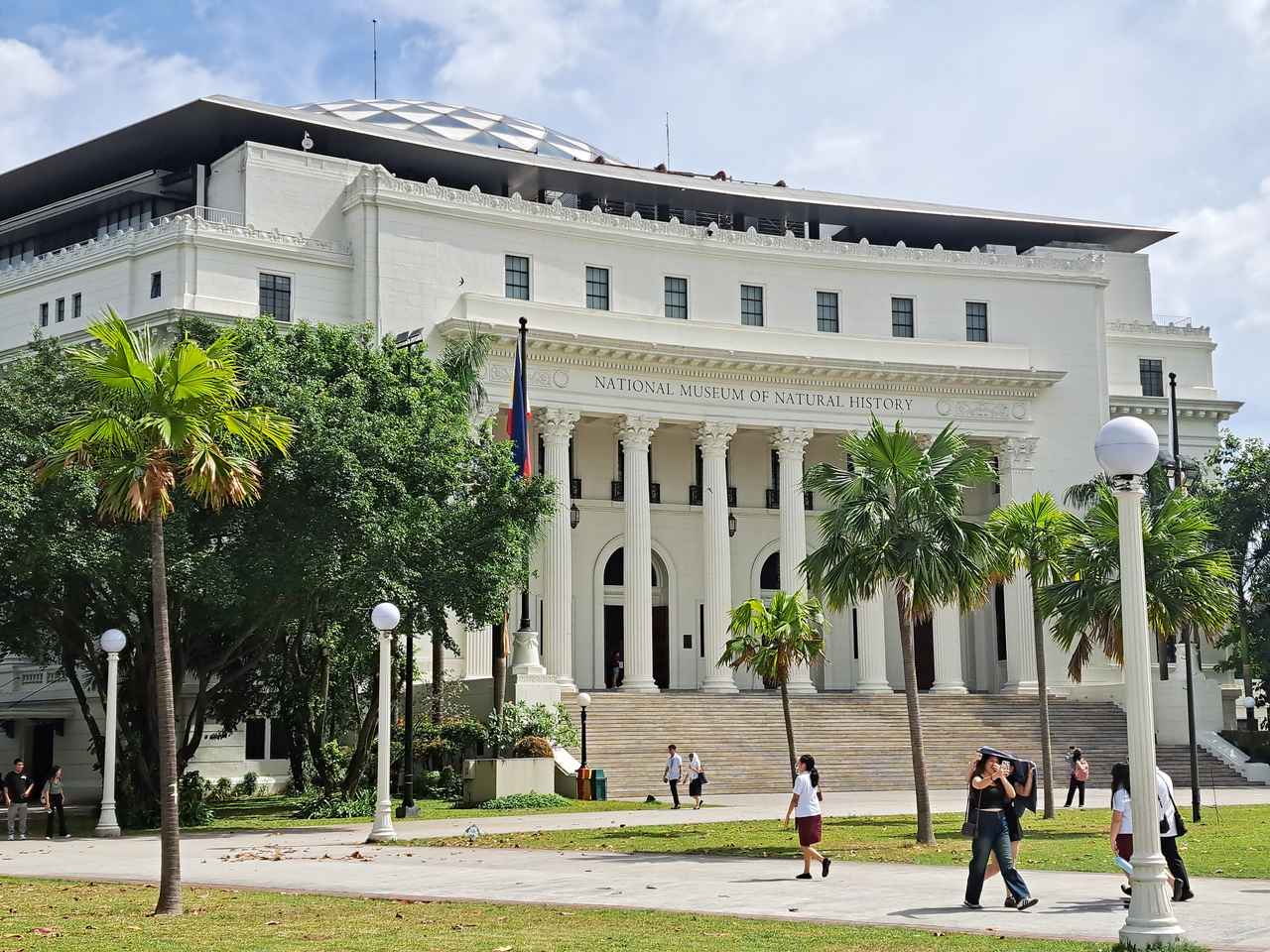 画像: 自然史博物館の正面玄関。自然史博物館はフィリピンの地層や森林帯、独特の動植物や海洋生物、アンモナイトや恐竜の骨などが陳列されており、地理や自然、動物に興味のある人は必見。