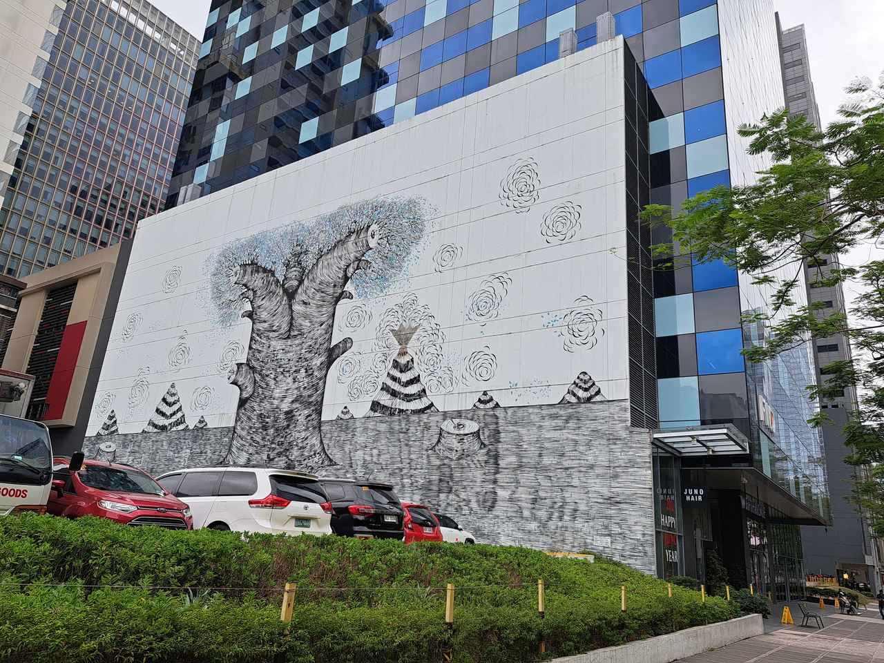 画像: ハイストリートから100mほど北に進んだビルの側面に描かれた巨大な壁画