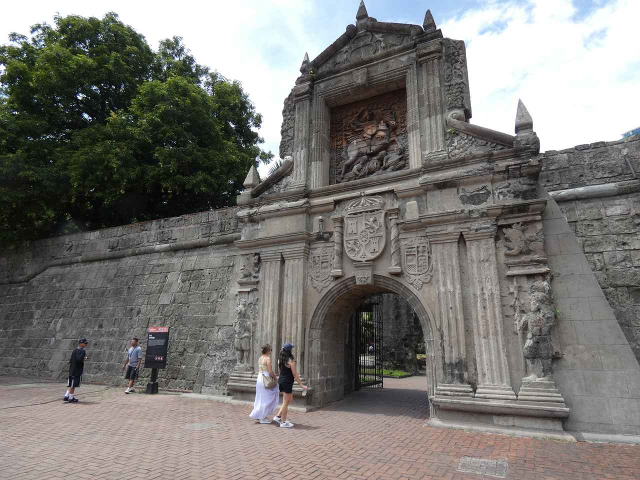 画像: サンチャゴ要塞の中にあるゲート