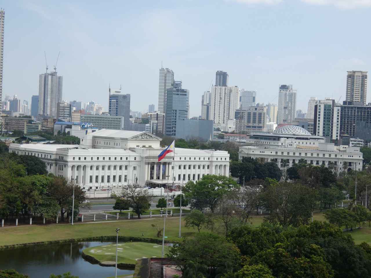 画像: 「白亜の殿堂」を思わせる国立博物館の美術館棟。右隣にあるのが人類学博物館、その裏側に自然史博物館がある。