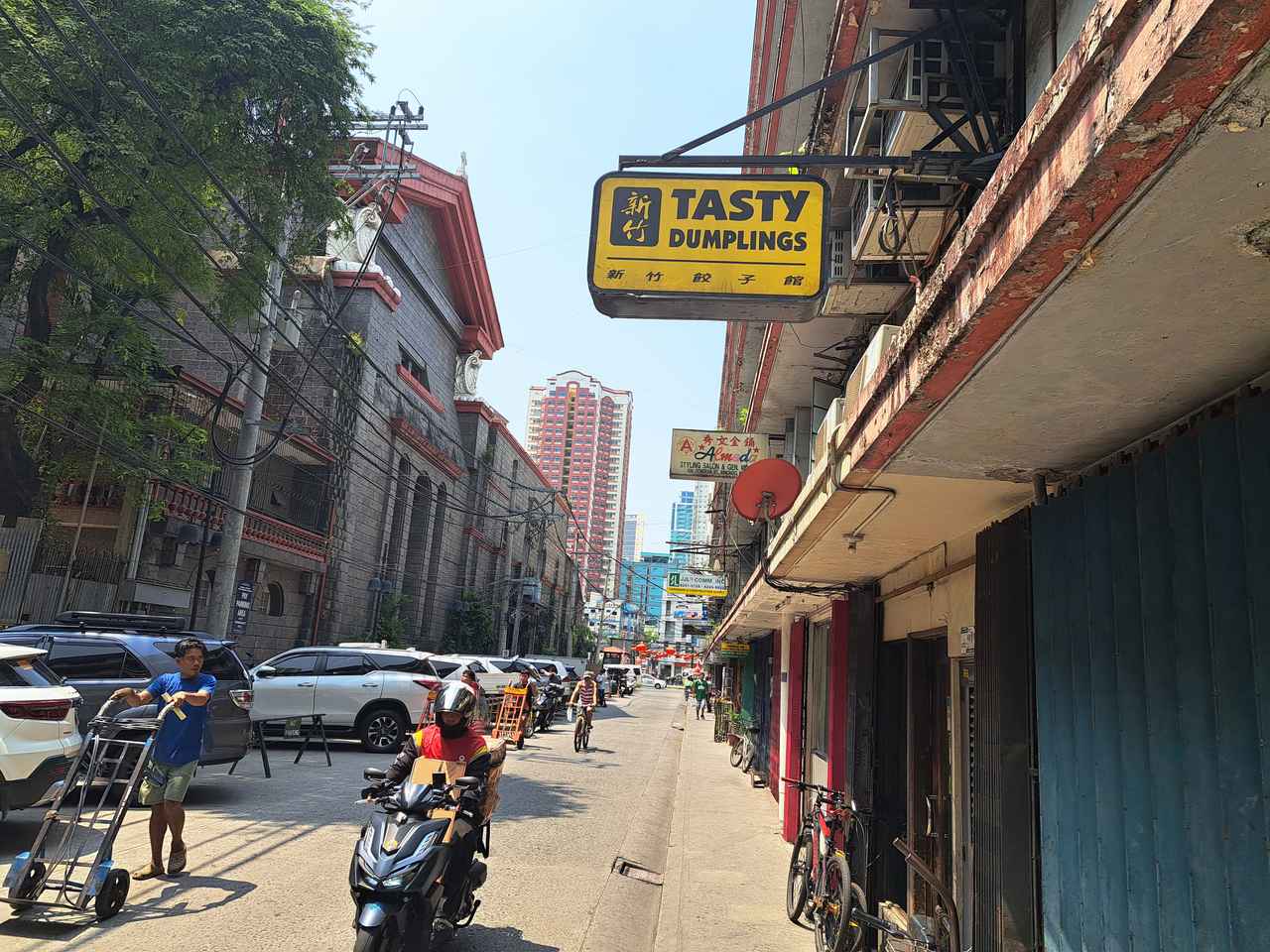 画像: ビノンド教会の裏にある「テイスティ・ダンプリングス」。気を付けないと見逃してしまいそうな外観。店内には所狭しとテーブルが並ぶ、庶民的なフィリピン風町中華です。