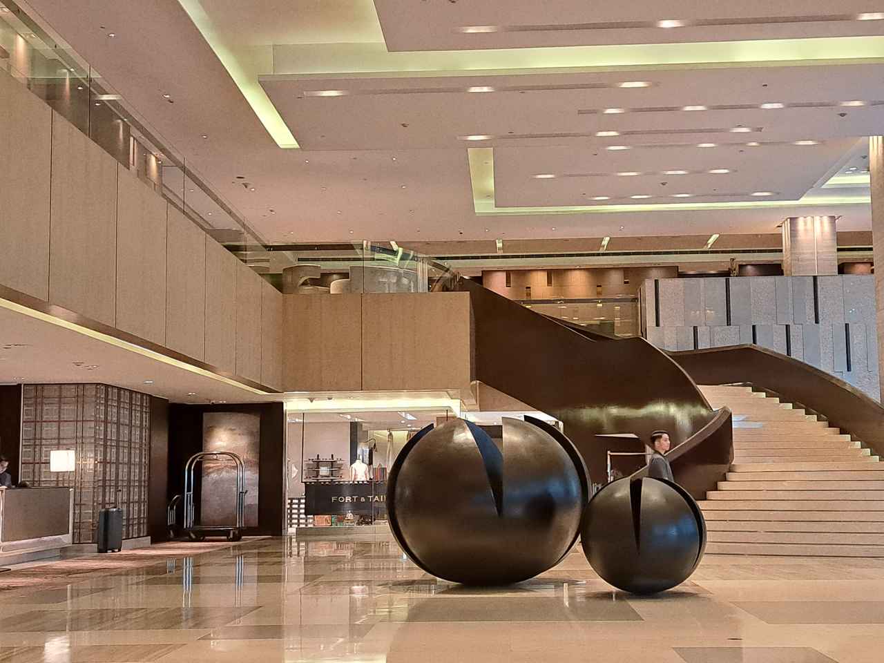 画像: ニューワールドマカティホテルのロビー。緑あふれる巨大商業施設エリア「グリーンベルト」に隣接し、国内有数の美術館「アヤラミュージアム」にも徒歩５分と便利。