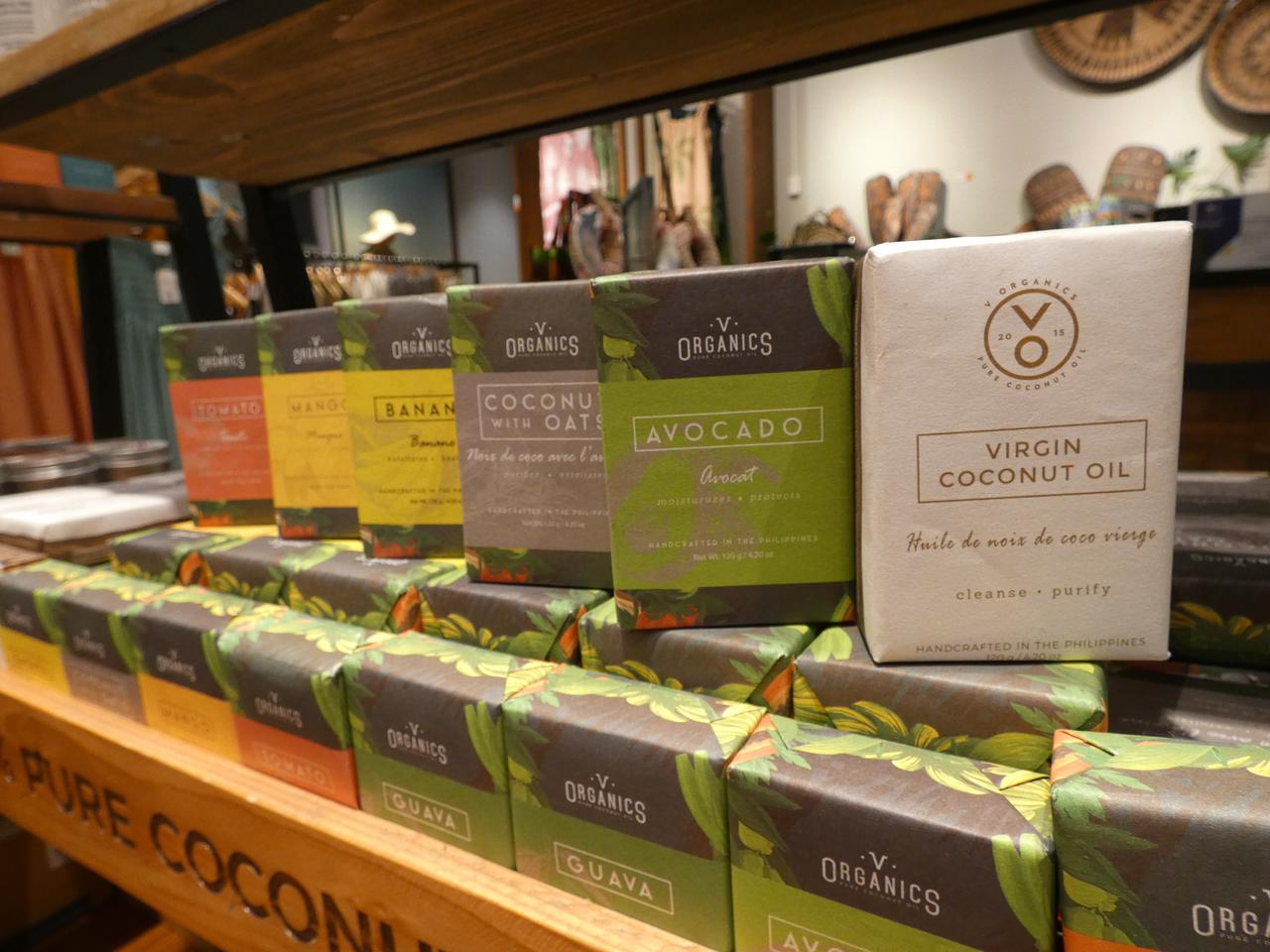 画像: ココナッツオイルと南国フルーツのソープ類。バージンココナッツオイルもリーズナブル。