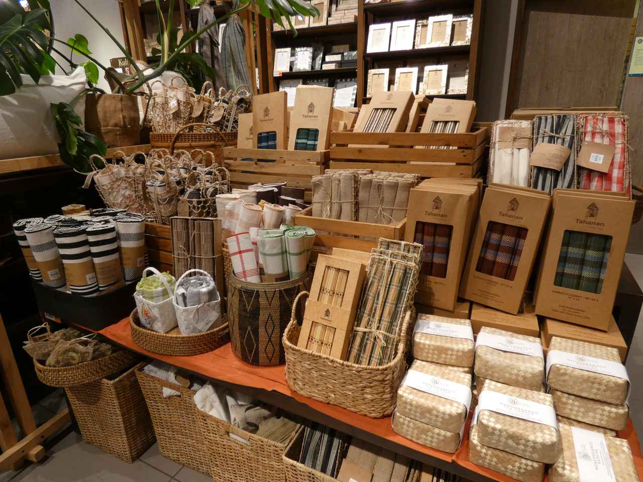 画像: 布製品はマルチカバーからテーブルランナーまで種類豊富。