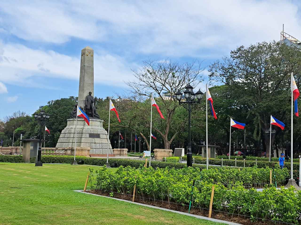 画像: 記念碑に隣接する雑木林の中にはリサール博士が処刑される瞬間を再現した群像彫刻も。リサール博士は実は日本に滞在していたこともあり、東京の日比谷公園にも胸像があります。