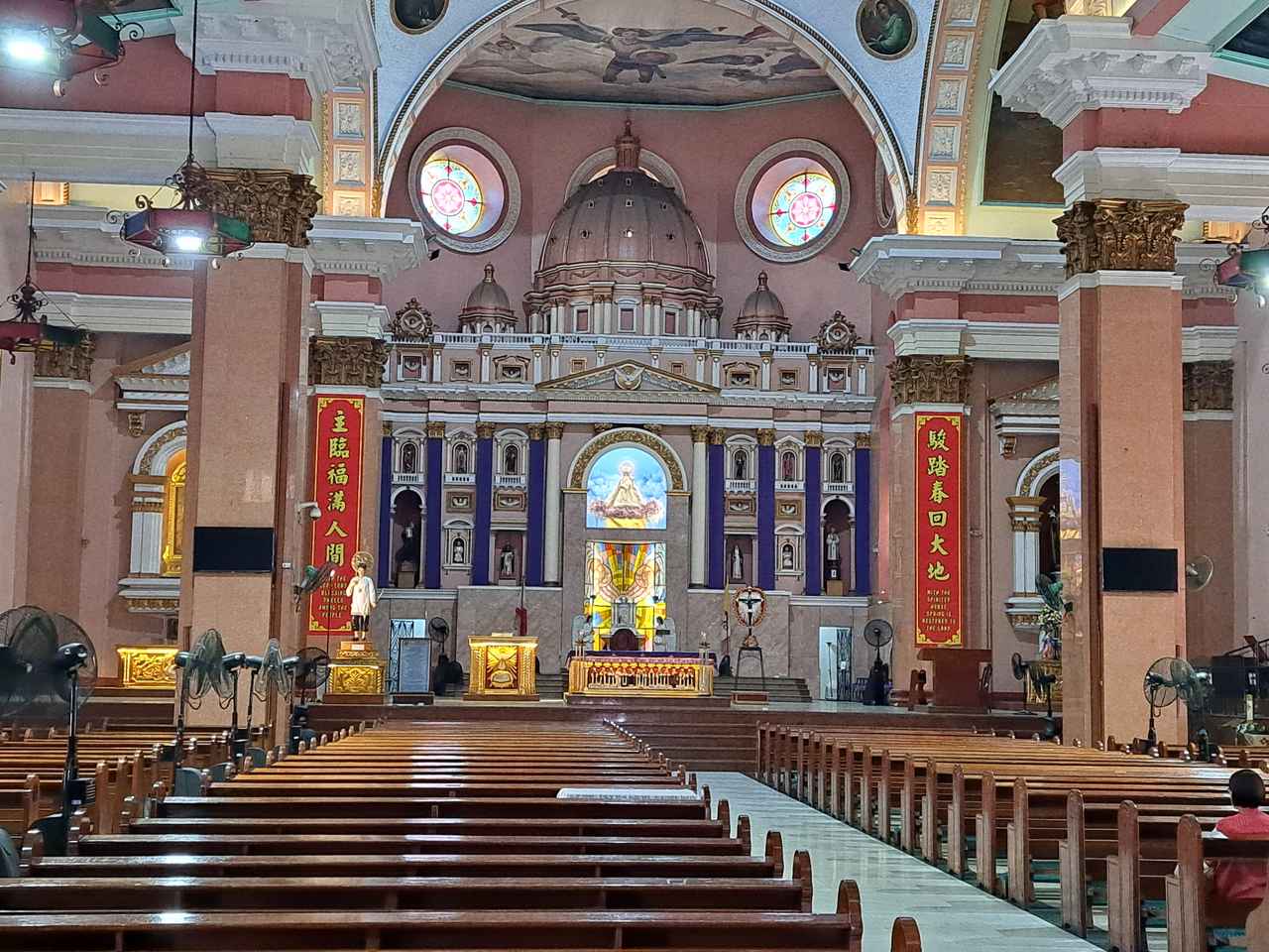 画像: ビノンド教会の内部。